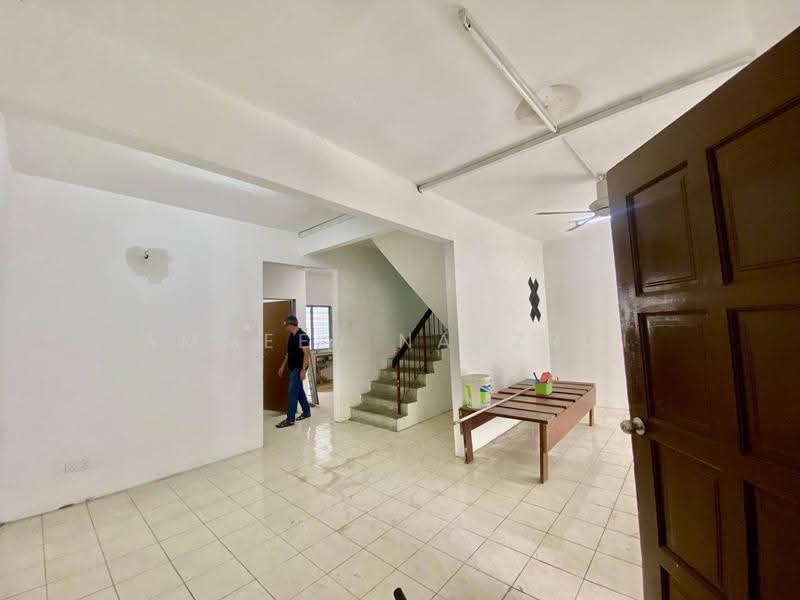 Rumah Teres 2-Tingkat untuk Dijual di Lestari Putra (Seri Kembangan) - Ammeer Nadzrai - Living Room - PropertyGuru.com.my