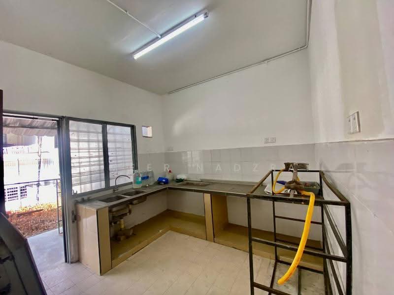 Rumah Teres 2-Tingkat untuk Dijual di Lestari Putra (Seri Kembangan) - Ammeer Nadzrai - Kitchen - PropertyGuru.com.my