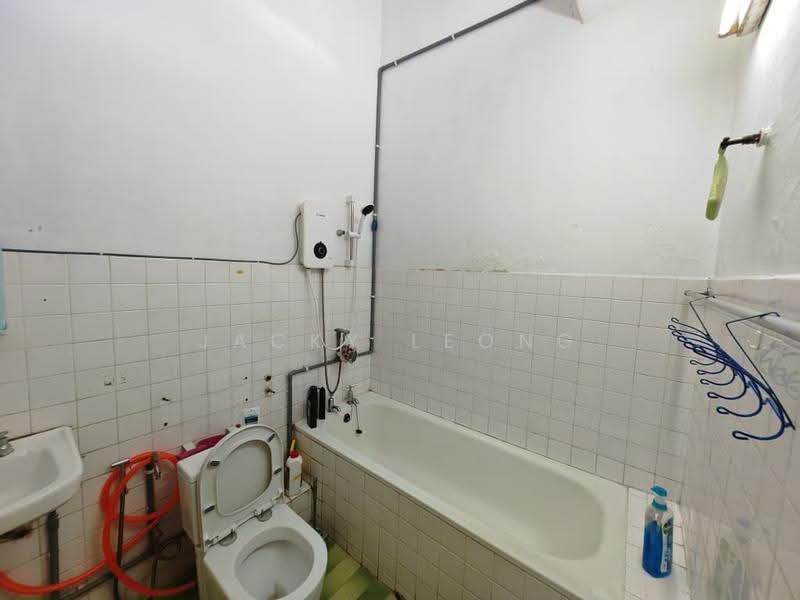 Rumah Teres 2-Tingkat untuk Dijual di Seksyen 17 (Petaling Jaya) - Jacky Leong - Bathroom - PropertyGuru.com.my
