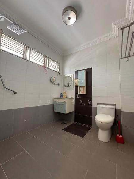Rumah Teres 2-Tingkat untuk Dijual di Seksyen 8 (Shah Alam) - Mohd Adryzam - Bathroom - PropertyGuru.com.my