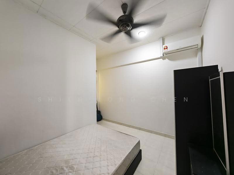 Pangsapuri untuk Dijual di Nusa Bestari Shoplot Apartment - Shieh Long Chen - Bedroom - PropertyGuru.com.my