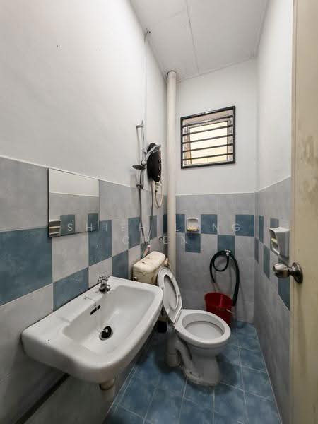 Pangsapuri untuk Dijual di Nusa Bestari Shoplot Apartment - Shieh Long Chen - Bathroom - PropertyGuru.com.my