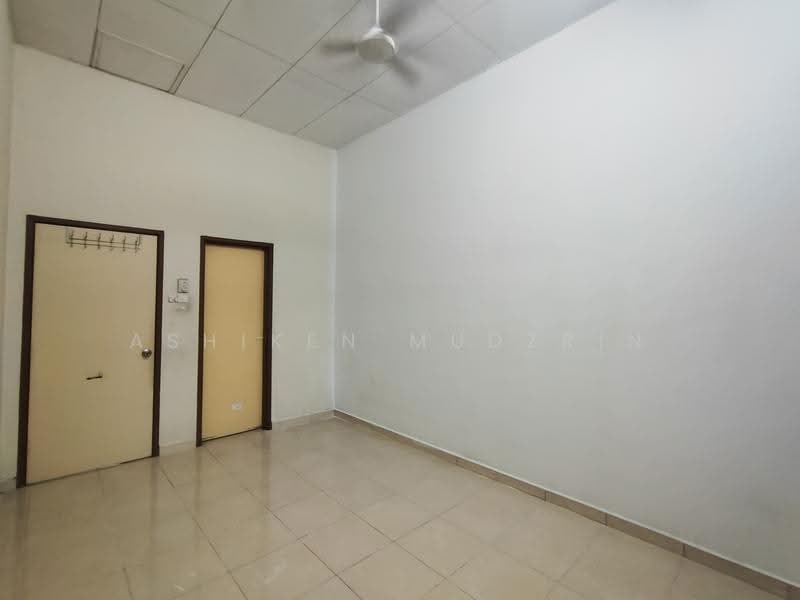 1-storey Terraced House for Rent in Seksyen 29 (Shah Alam) - Ashiken Mudzrin - Master Bedroom - PropertyGuru.com.my
