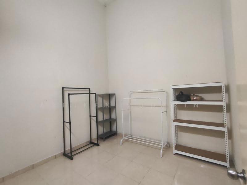 1-storey Terraced House for Rent in Seksyen 29 (Shah Alam) - Ashiken Mudzrin - 2nd Bedroom - PropertyGuru.com.my