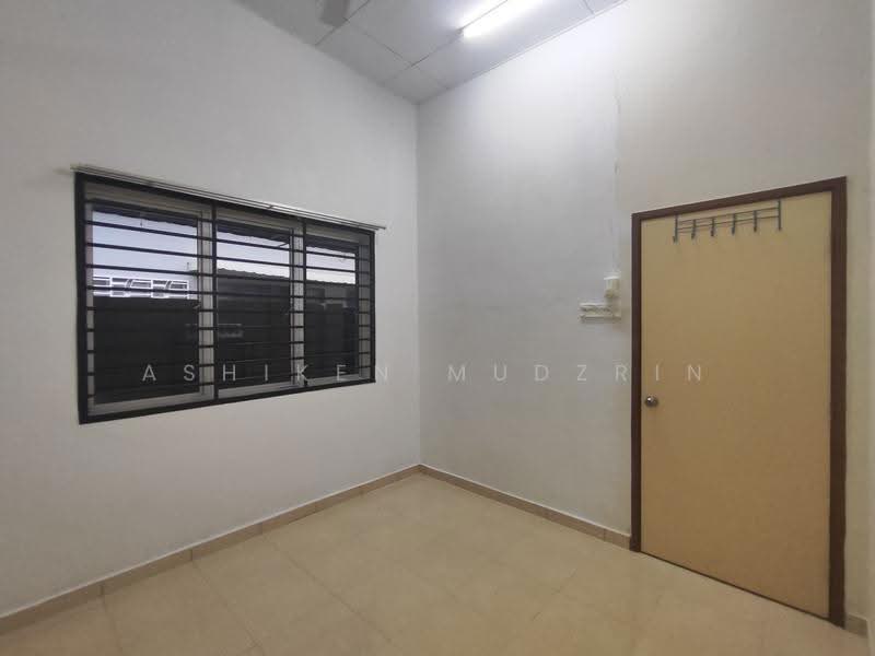 1-storey Terraced House for Rent in Seksyen 29 (Shah Alam) - Ashiken Mudzrin - 3rd Bedroom - PropertyGuru.com.my