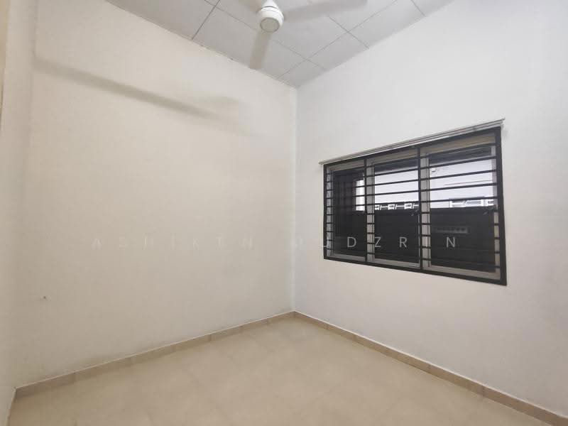 1-storey Terraced House for Rent in Seksyen 29 (Shah Alam) - Ashiken Mudzrin - 3rd Bedroom - PropertyGuru.com.my