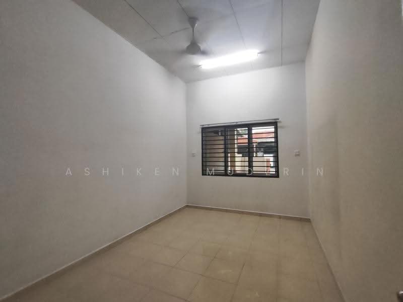 1-storey Terraced House for Rent in Seksyen 29 (Shah Alam) - Ashiken Mudzrin - Master Bedroom - PropertyGuru.com.my