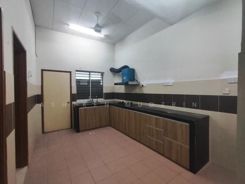 1-storey Terraced House for Rent in Seksyen 29 (Shah Alam) - Ashiken Mudzrin - Kitchen - PropertyGuru.com.my