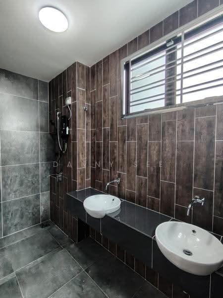 Rumah Teres 2-Tingkat untuk Disewa di Taman Mutiara Hijau (Kulai) - Danny See - Bathroom - PropertyGuru.com.my