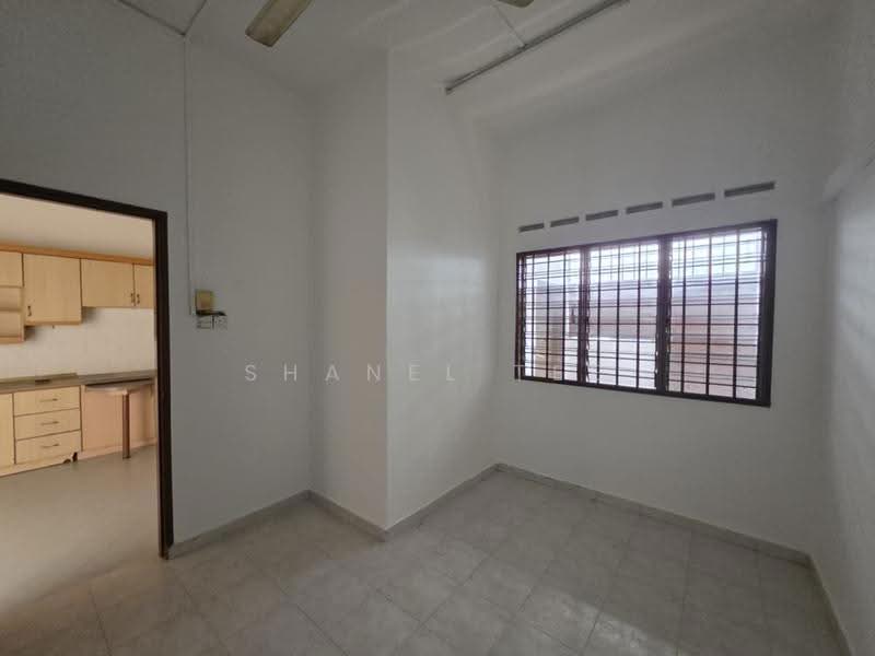 Rumah Teres 2-Tingkat untuk Dijual di Taman Sri Kluang (Kluang) - Shanel Tee - Kitchen - PropertyGuru.com.my