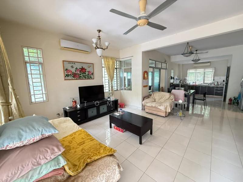 Rumah Berkembar untuk Dijual di Kota Emerald (Rawang) - Tom Yip - Living Room - PropertyGuru.com.my
