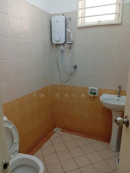 Pangsapuri untuk Disewa di Pangsapuri Bukit Beruang Permai (University Green) - YM Chong - Bathroom - PropertyGuru.com.my