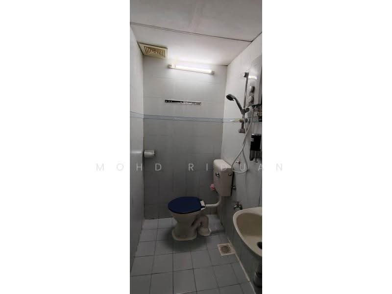 Flat for Sale at Rumah Pangsa Saga (Saga Suria) - Mohd Riduan - Bathroom - PropertyGuru.com.my