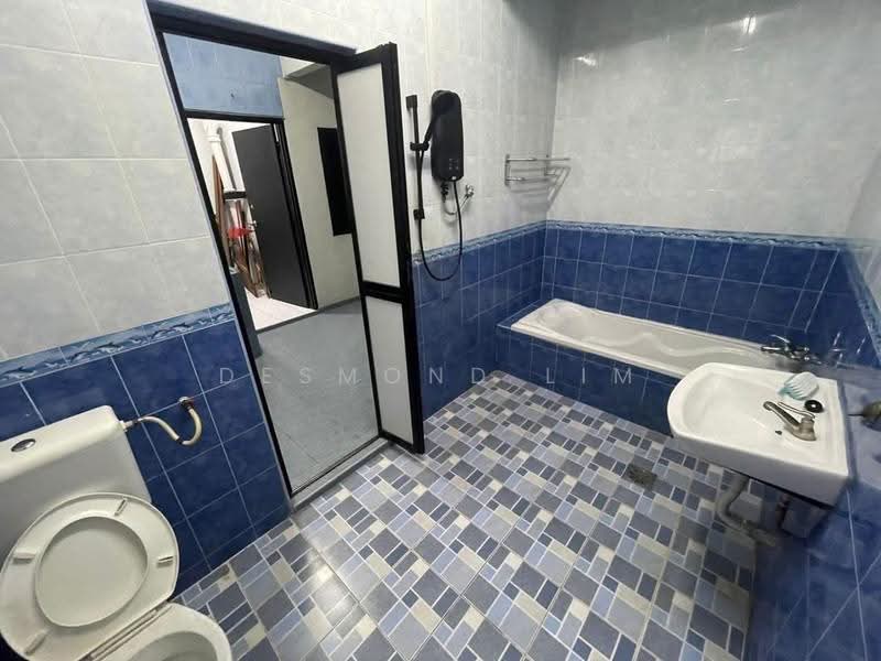 2-storey Terraced House for Rent in Johor Bahru (Johor) - Desmond Lim - Bathroom - PropertyGuru.com.my
