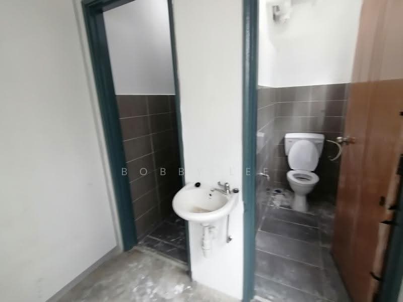 Shop / Office for Sale in Kuchai Lama (Kuala Lumpur) - Bobby Lee - Bathroom - PropertyGuru.com.my