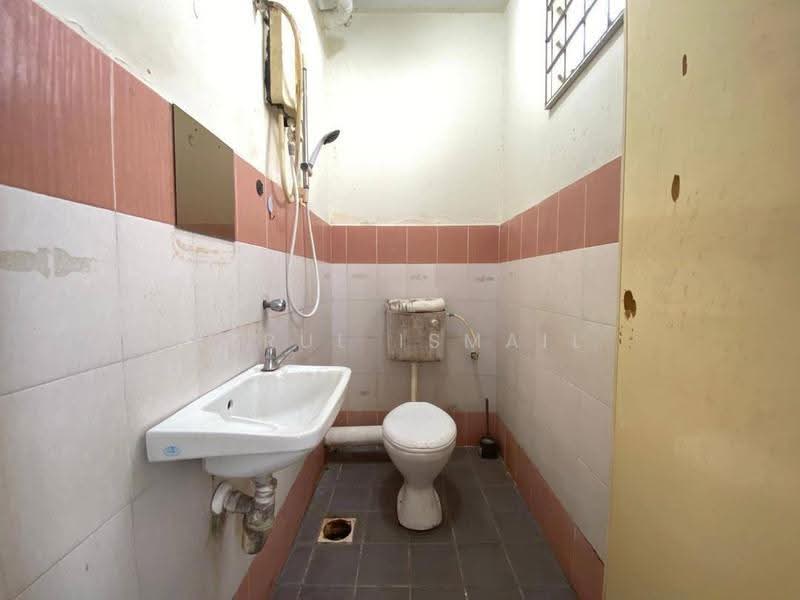 Pangsapuri untuk Dijual di Mentari Court - Azrul Ismail - Bathroom - PropertyGuru.com.my