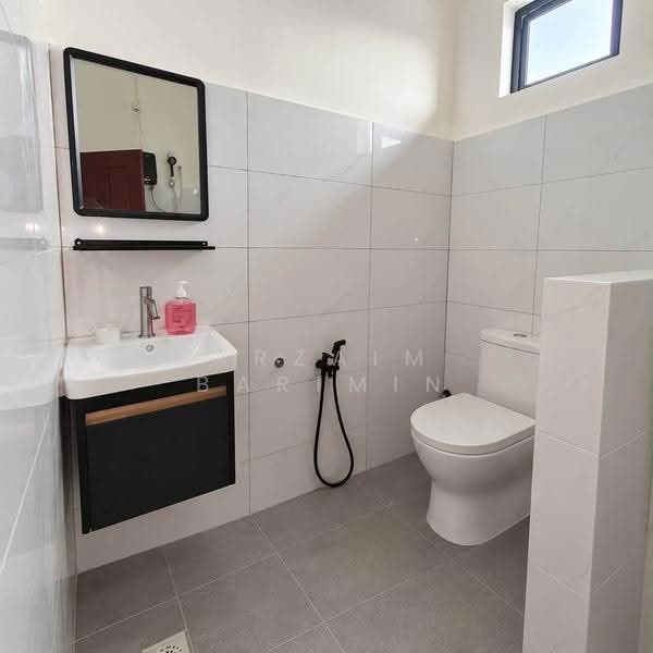 Rumah Teres untuk Dijual di Taman Kota Jaya (Kota Tinggi) - Arzaim Barimin - Bathroom - PropertyGuru.com.my
