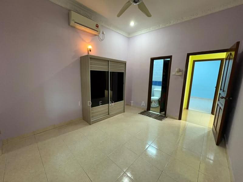 Rumah Teres 1-Tingkat untuk Dijual di Taman Bestari Indah (Ulu Tiram) - Iden Tan - Bedroom - PropertyGuru.com.my