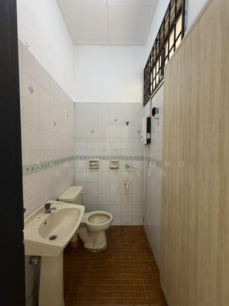 1-storey Terraced House for Sale in Taman Daya (Johor Bahru) - Sharon Wong Shu Shien - Bathroom - PropertyGuru.com.my