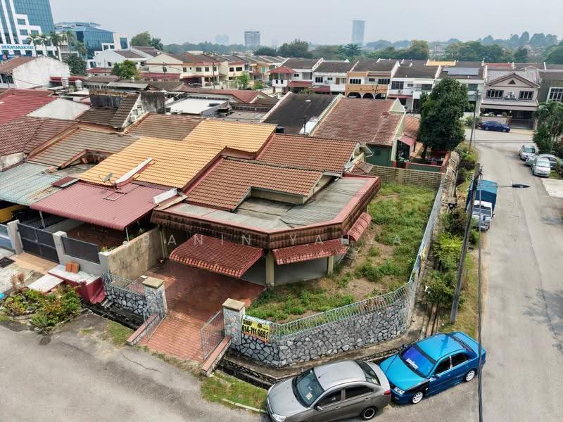 1-storey Terraced House for Sale in Kelana Jaya (Petaling Jaya) - Banin Yahya - PropertyGuru.com.my