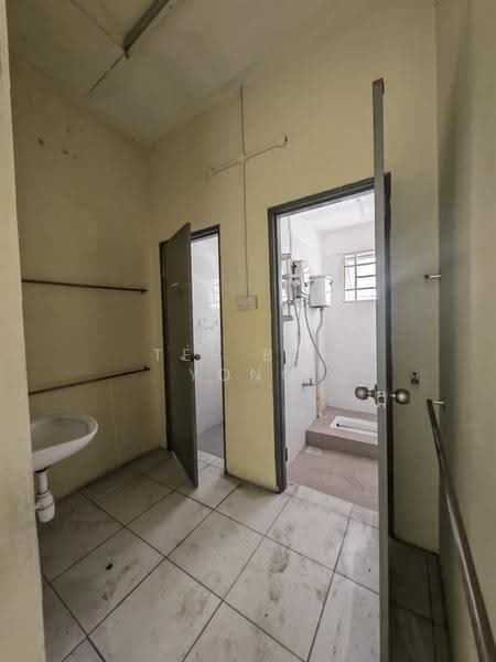 Shop for Rent in Puchong (Selangor) - Tee Bee Yong - Bathroom - PropertyGuru.com.my