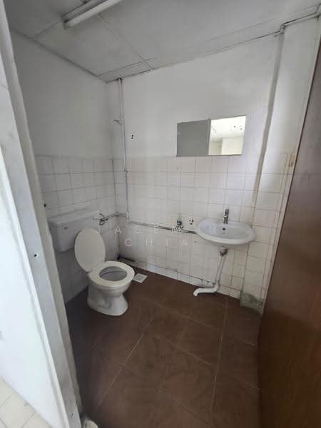 Terrace Factory for Rent in Taman Perindustrian Kip (Kepong) - Jasemin Chia - Bathroom - PropertyGuru.com.my