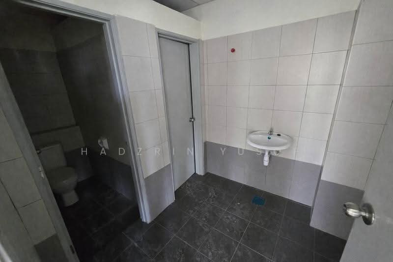Commercial Semi-D for Rent in Rawang (Selangor) - HADZRIN YUSOF - Bathroom - PropertyGuru.com.my