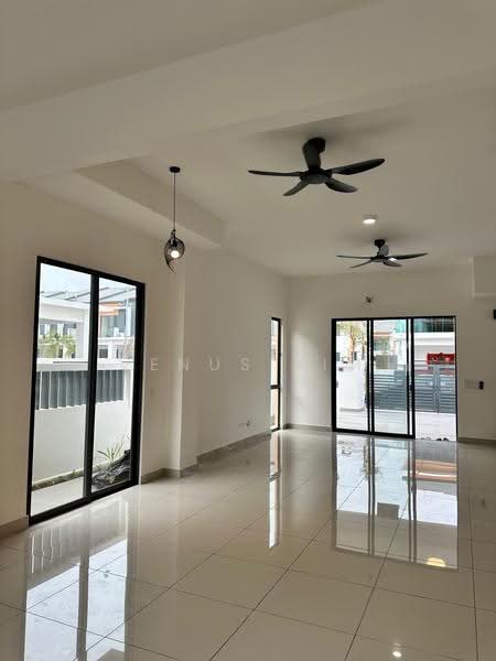 Rumah Teres 2-Tingkat untuk Disewa di Telok Panglima Garang (Selangor) - Venus Sim - Living Room - PropertyGuru.com.my