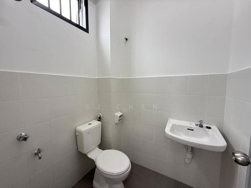 Rumah Bandar untuk Disewa di Kelapa Sawit (Kulai) - SJ CHAN - Bathroom - PropertyGuru.com.my