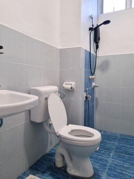 Pangsapuri untuk Disewa di Indah Court Apartment - SJ CHAN - Bathroom - PropertyGuru.com.my