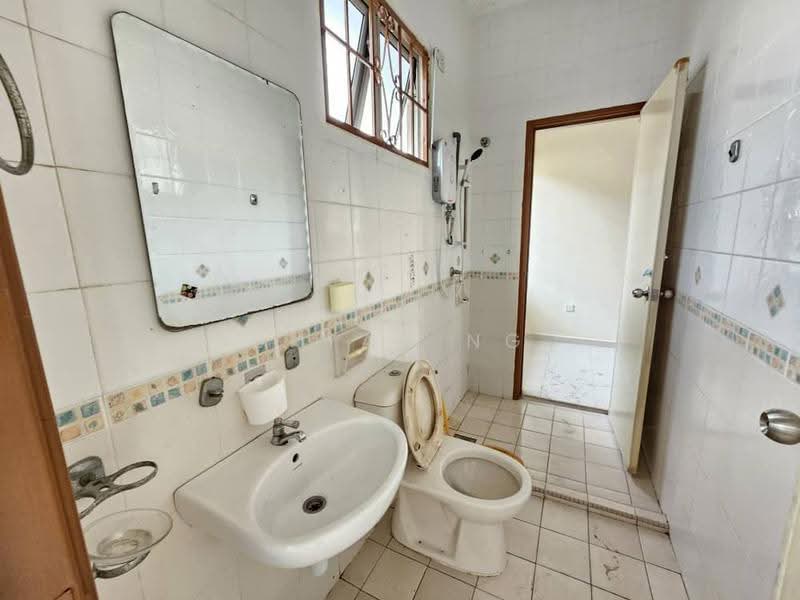Rumah Teres 2-Tingkat untuk Dijual di Taman Seri Taming (Cheras) - Bryan Ng - Bathroom - PropertyGuru.com.my