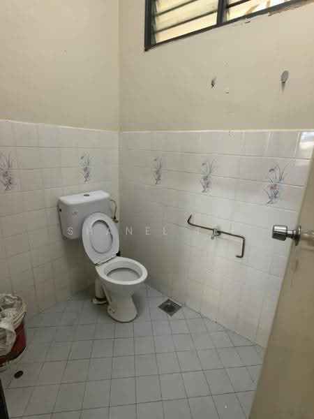 1-storey Terraced House for Sale in Taman Gunung Lambak (Kluang) - Shanel Tee - Bathroom - PropertyGuru.com.my