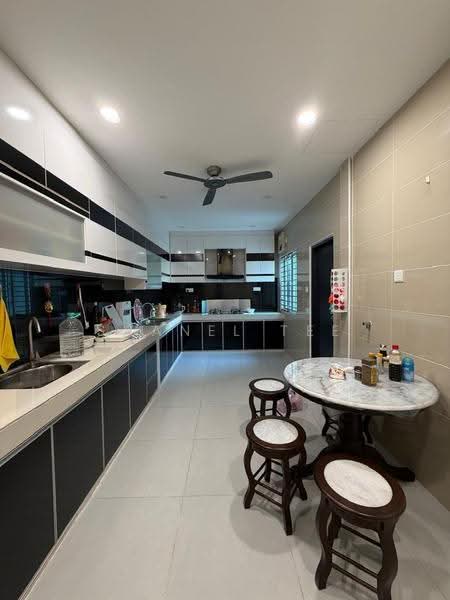 Cluster House for Rent in Taman Kempas Indah (Tebrau) - Shanel Tee - Kitchen - PropertyGuru.com.my
