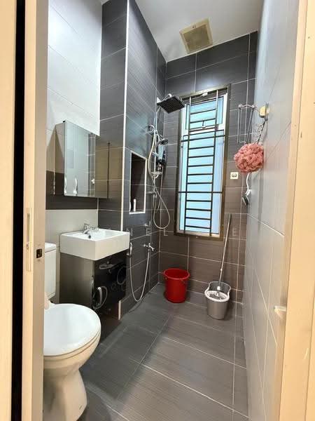 Cluster House for Rent in Taman Kempas Indah (Tebrau) - Shanel Tee - Bathroom - PropertyGuru.com.my