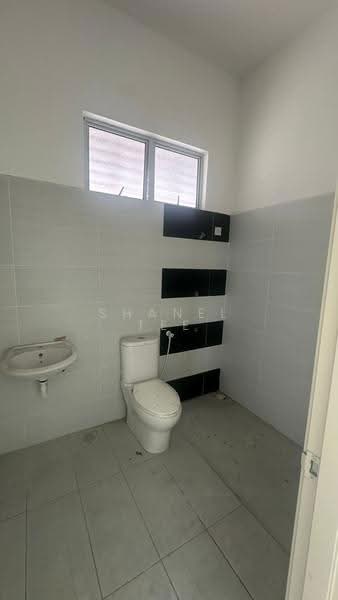 Rumah Teres 2-Tingkat untuk Dijual di Taman Sri Kluang (Kluang) - Shanel Tee - Bathroom - PropertyGuru.com.my