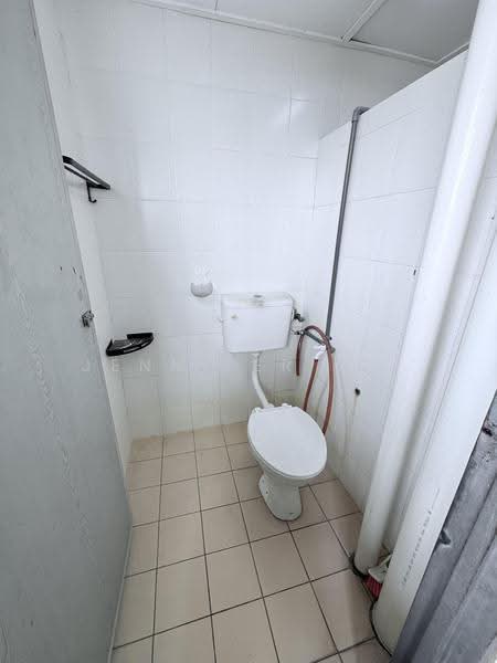 Pangsapuri untuk Disewa di Pangsapuri Rimba Jaya - Jennifer Lai - Bathroom - PropertyGuru.com.my