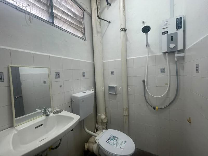 Pangsapuri untuk Dijual di Taman Seri Sari (Sunshine Garden) - Chan YB - Bathroom - PropertyGuru.com.my