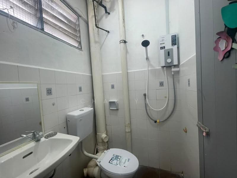 Pangsapuri untuk Dijual di Taman Seri Sari (Sunshine Garden) - Chan YB - Bathroom - PropertyGuru.com.my