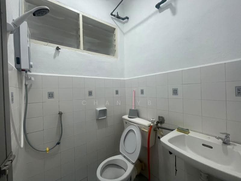 Pangsapuri untuk Dijual di Taman Seri Sari (Sunshine Garden) - Chan YB - Bathroom - PropertyGuru.com.my