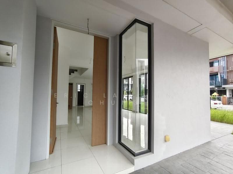 Rumah Teres 3-Tingkat untuk Dijual di Taman Puchong Legenda (Puchong) - Eric Lau Mun Chung - Entrance - PropertyGuru.com.my