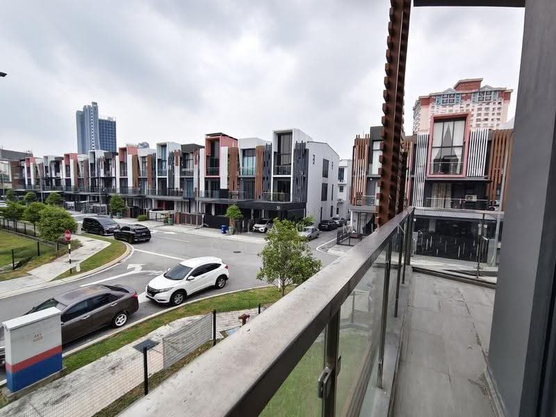 Rumah Teres 3-Tingkat untuk Dijual di Taman Puchong Legenda (Puchong) - Eric Lau Mun Chung - Exterior - PropertyGuru.com.my