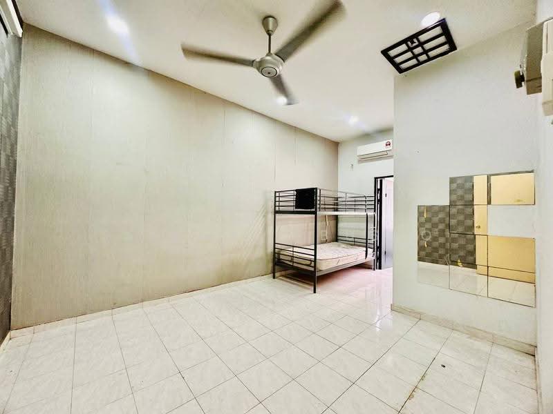 Rumah Teres 2-Tingkat untuk Dijual di Seksyen 7 (Shah Alam) - Salawati Busro - Bedroom - PropertyGuru.com.my