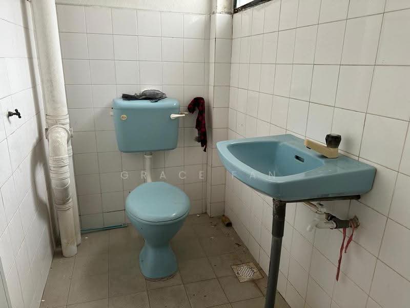 Rumah Flat untuk Dijual di Jalan Haji Manan Flat - Grace Fan - Bathroom - PropertyGuru.com.my