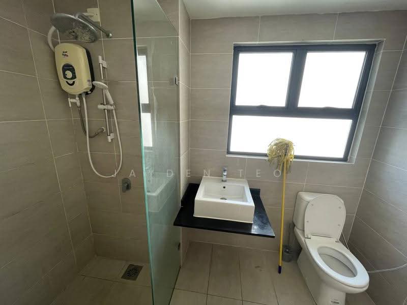 Kediaman Servis untuk Dijual di Maisson - Jayden Teo - Bathroom - PropertyGuru.com.my
