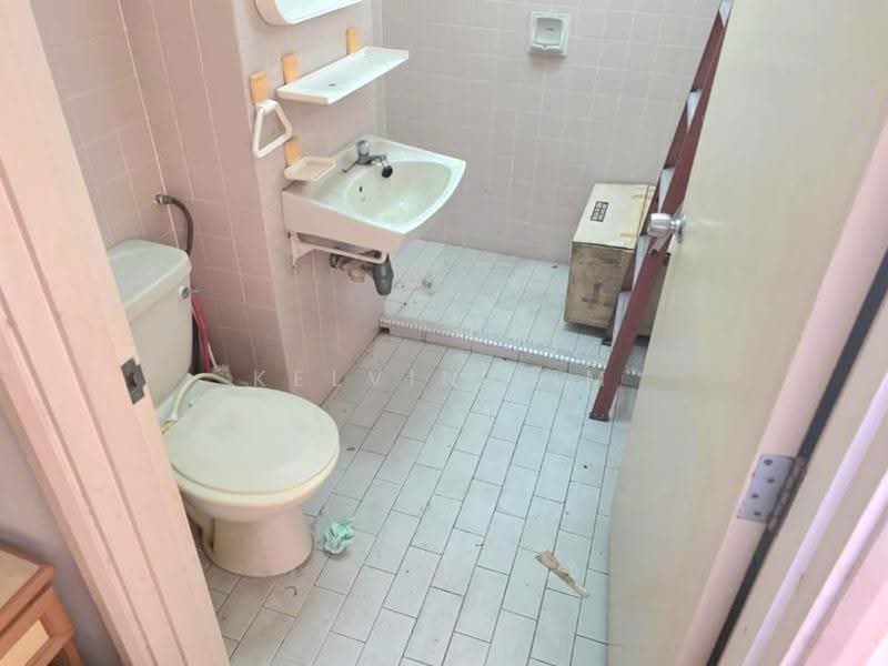 Pangsapuri untuk Dijual di Mawar Apartment - Kelvin Lim - Bathroom - PropertyGuru.com.my