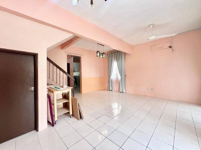 Rumah Teres 2-Tingkat untuk Dijual di Lestari Putra (Seri Kembangan) - Azli Ibrahim - Living Room - PropertyGuru.com.my