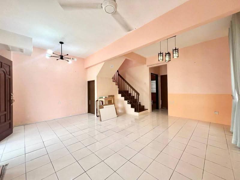 Rumah Teres 2-Tingkat untuk Dijual di Lestari Putra (Seri Kembangan) - Azli Ibrahim - Living Room - PropertyGuru.com.my
