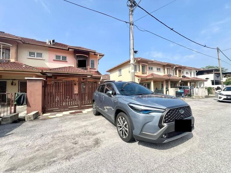 Rumah Teres 2-Tingkat untuk Dijual di Lestari Putra (Seri Kembangan) - Azli Ibrahim - Exterior - PropertyGuru.com.my