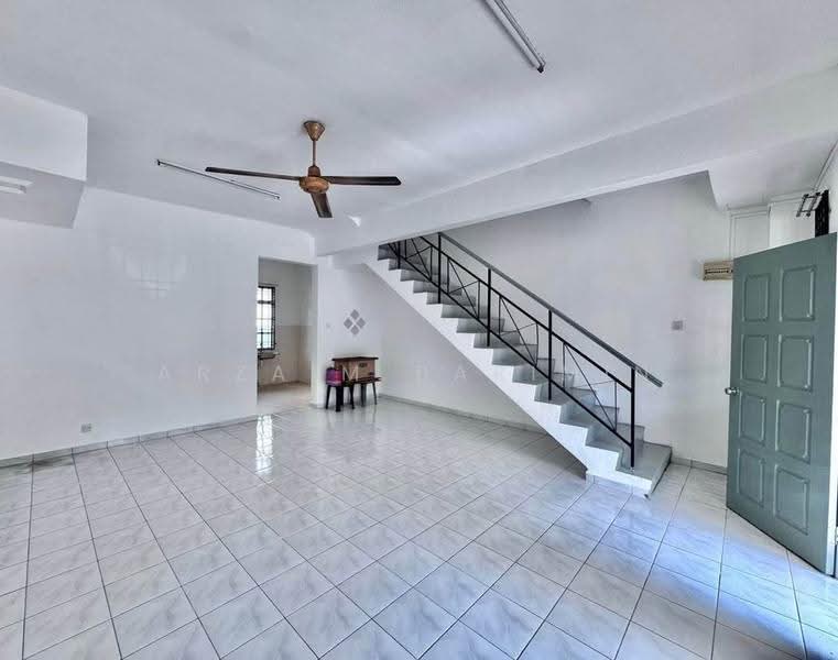 Rumah Teres 2-Tingkat untuk Dijual di Taman Bukit Dahlia (Pasir Gudang) - Arzaim Barimin - Living Room - PropertyGuru.com.my