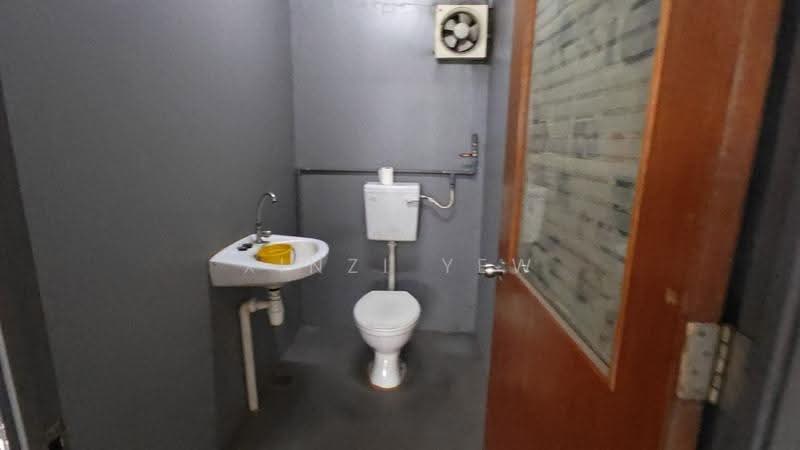 Terrace Factory for Rent in Taman Ehsan (Kepong) - Xinzi Yew - Bathroom - PropertyGuru.com.my